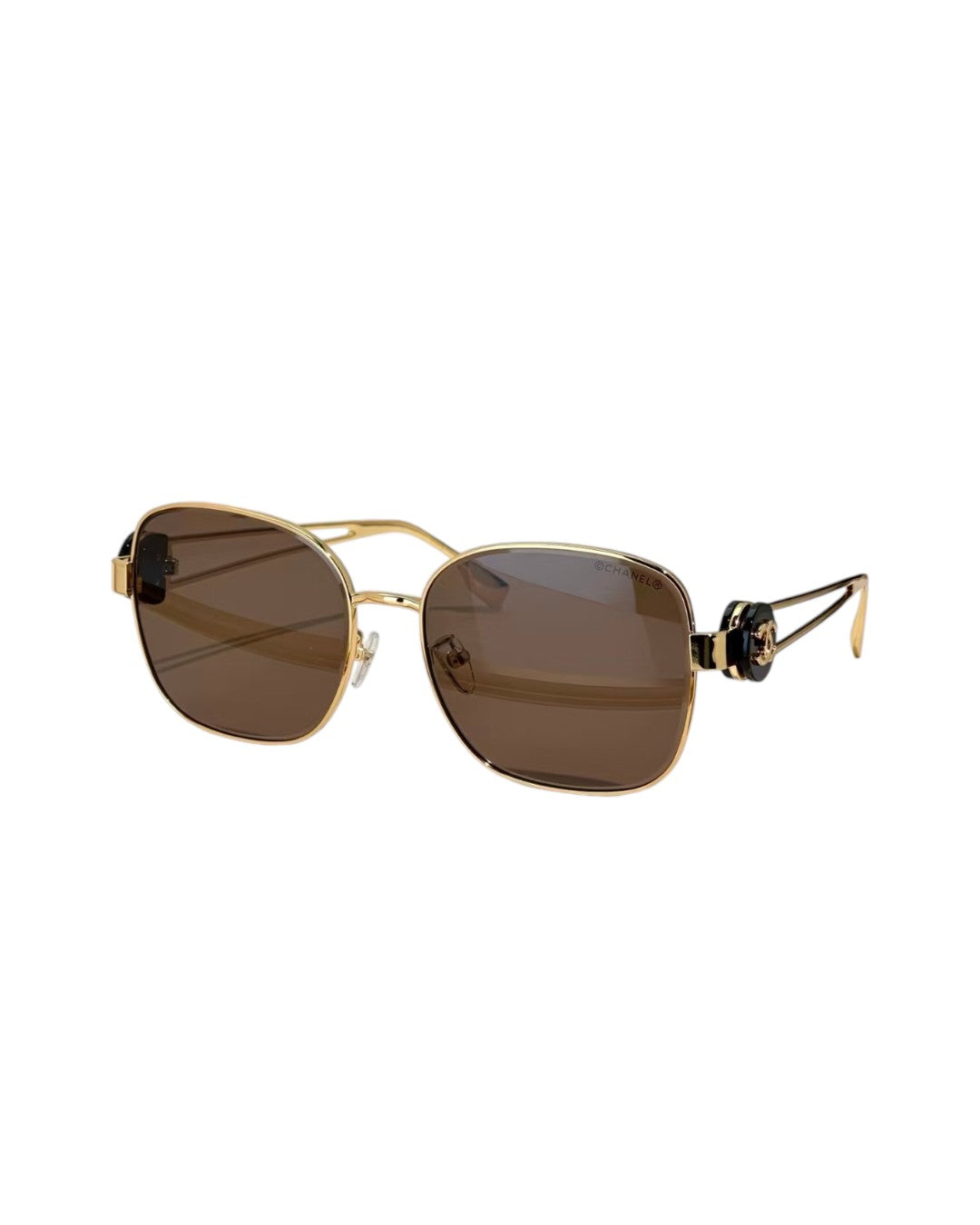 Luxury sunglasses with a gold metal frame and gradient lenses - luxurious design and UV400 protection