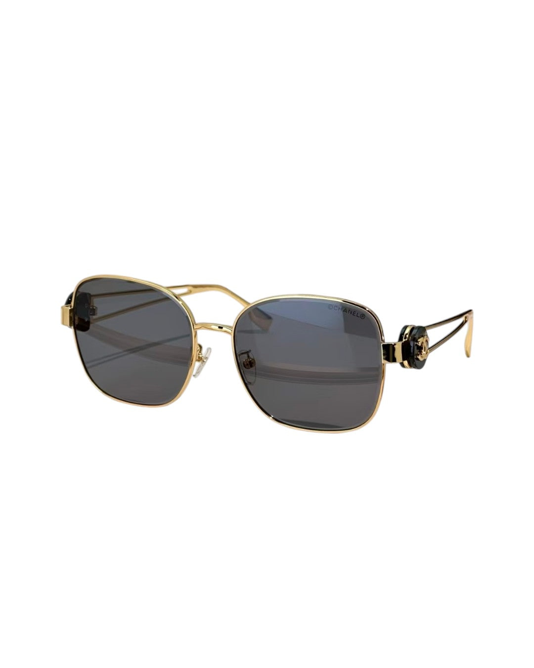 Luxury sunglasses with a gold metal frame and gradient lenses - luxurious design and UV400 protection
